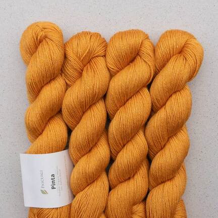 4 garnnoegle af maerket pinta fra pascuali i farven turmeric farvenummer 117