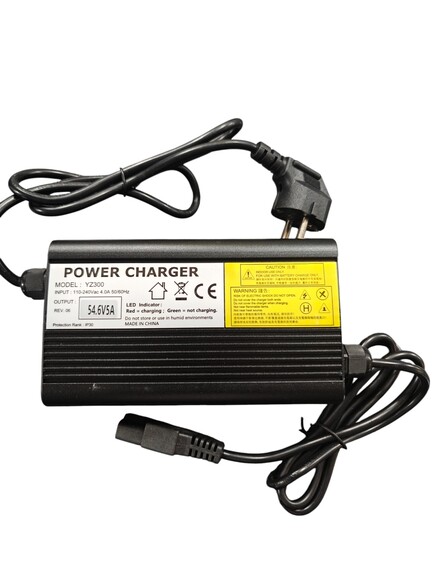 På Kabinescooterbatteri.dk tilbyder vi en pålidelig oplader på 54,6V og 5A