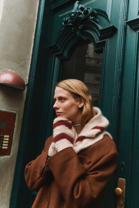 Model iført Karen Hood og Karen Mittens i natur og bordeaux fra Isager Archives 2. Designet af Kirsten Nørgaard.