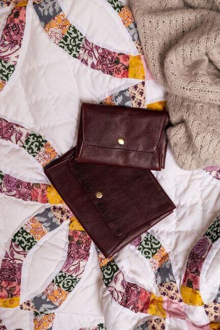 Proeject 109 og 108 fra RE:Designed på tæppe i farven Dark Cherry