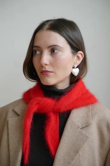 Model iført spektakelstriks halo scarf i rød angora garn