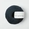 garnnoegle merino fra knitting for olive i farven dyb petroleumsblaa