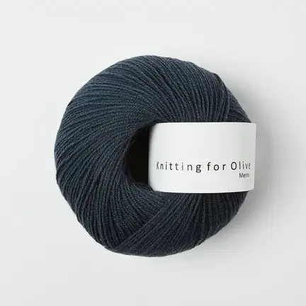 garnnoegle merino fra knitting for olive i farven dyb petroleumsblaa