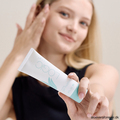 Pige viser LOGIC by Forever soothing gel moisturizer frem