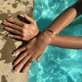 Nathalie iført Aurelia armbånd udført i 925 sterling sølv belagt med 18 karat guld.