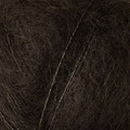 close up af garnnoegle isager silk mohair farve 34 mørkebrun garn