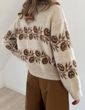 LeKnit Rosie Sweater bagfra, brede brune blomsterborter på lys baggrund