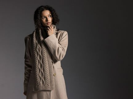 Model iført fisherman scarf strikket i peruvian farve oatmeal fra filcolana
