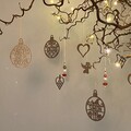 personlige-julekugler-i-træ-med-guldsnor-laserskåret-i-1-5-mm-eg-valnød-til-juleudsmykning-gaver-kalendergaver-adventsgaver-2024