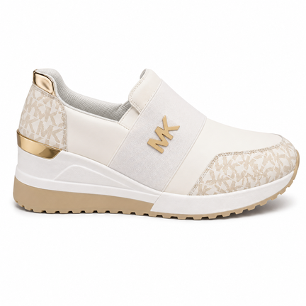 Hvid slip-on damesneaker med monogram og guld – NK