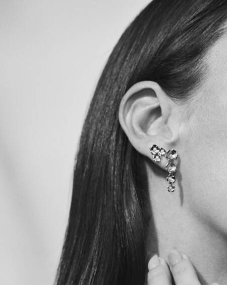 Medina iført FLEUR øreringe i sølv med hvid topas.