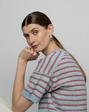 Kvinde iført livø t-shirt i striber fra kit couture