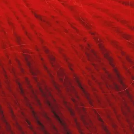 Close up af garnnoegle i angora fra mondial i farven rød 626