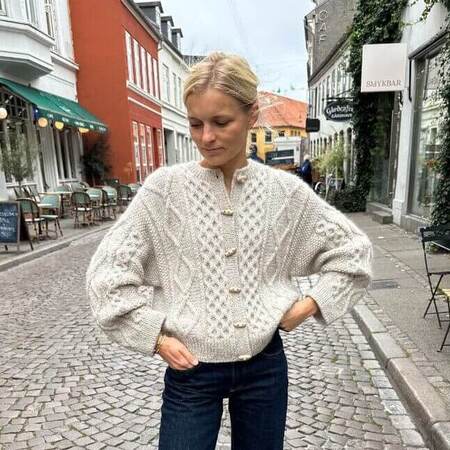 petiteknit ifoert sin dagmar jacket strikket i hjelholt triple farven creme