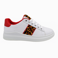 Hvid damesneaker med rød hæl og leopardmønstret stribe