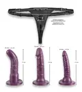 Bad Kitty Naughty Toys Strap-On Sæt – sort sele med åben skridtkonstruktion og tre udskiftelige dildoer (penis-, anal- og G-punktsform), justerbar op til 160 cm.