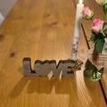 Valnød-LOVE-skilt-med-hjerte-form-perfekt-til-valentinsdag-gave