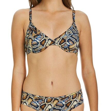 En kvinde iført en todelt bikini med brunt, sort og blåt slangeskindsmønster står på en almindelig hvid baggrund.