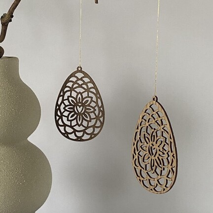 Påskeæg i træ ophængt på gren – dekorativ påskepynt i eg og valnød