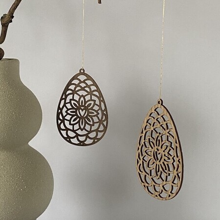 Påskeæg i træ ophængt på gren – dekorativ påskepynt i eg og valnød