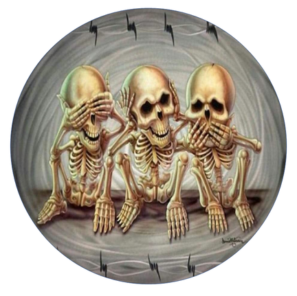 Rundt Halloween sukkerprint med tre skeletter, der holder sig for øjne, ører og mund, foran en træbaggrund