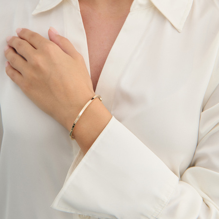 Bangle armring i 8 karat guld på model