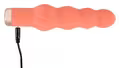 Peachy! Mini Beads vibrator i coral-pink med bølget form – kompakt og kraftfuld.