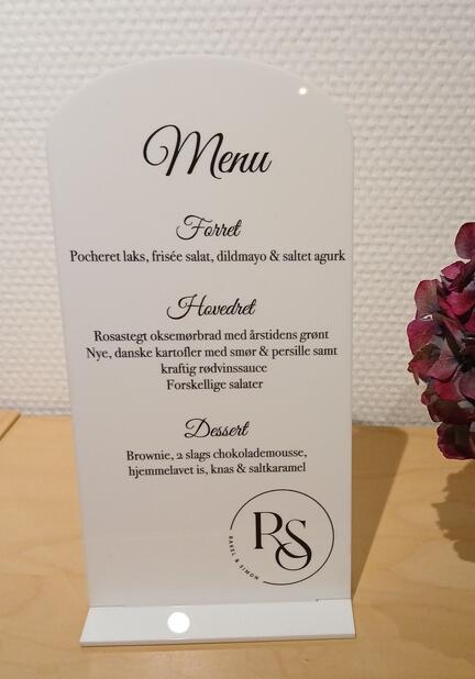 Menukort til bryllup med monogram - personligt pynt med navn i akryl