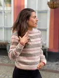 Model iført Silkes sweater i lyserød fra CaMaRose