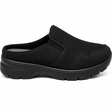 Sort BellaMila slip-on mule med åben hæl, tekstiloverdel og komfortabel sort sål vist ovenfra på hvid baggrund.