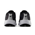New Balance 411 sneaker i sort og mørkegrå med lys sål, grå logo-detaljer og snørelukning.