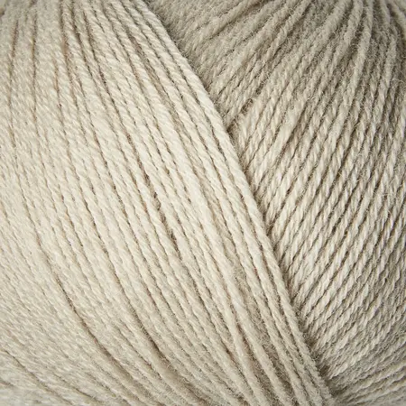 close up af garnnoegle merino fra knitting for olive i farven marcipan