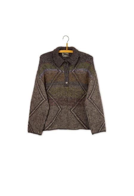 Alma Sweater fra Knitthing_ set forfra på bøjle – polokrave, knapstolpe med perlemorsknapper og tydeligt flerfarvet mønster i Isager-garn.