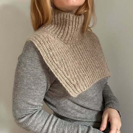 Model med Collar no 3 fra My Favorite Things Knitwear. Strikket i Jensen 7s og Silk Mohair no 6 fra Isager