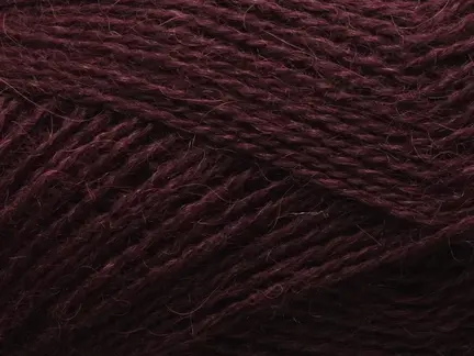 Close up af alva alpacagarn fra filcolana i farve 382 Dark Bordeaux