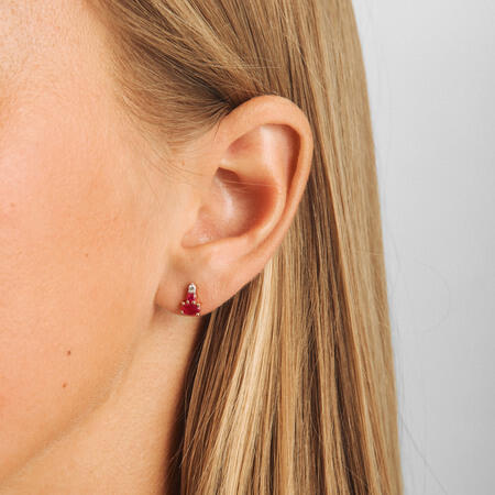 Ruby Love earrings in 14-carat gold with rubies and 0.05 ct. brilliant-cut diamonds (W.SI). On the model