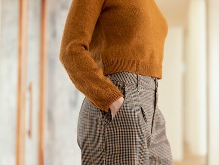 talje paa model ifoert strikket bluse veneer fra filcolana