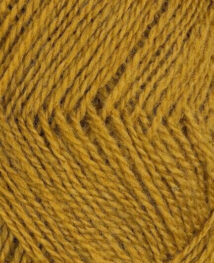 Close up af garnnøgle Rauma Finull garn i farven lys olivengrøn 417