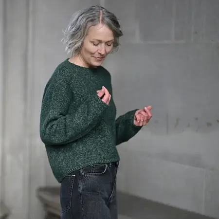Grøn version af Summer Soft sweater af Anne Ventzel – let strik i Isager Soft Fine og Bomulin, forfra