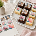 Firkantede sukkerprint med personlige billeder på små kager og brownies til fødselsdag