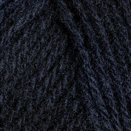 Close up af lun merino fra rauma garn i farven sort