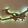 Diamond DA42 Twin Star flydekoration i træ med LED-belysning.