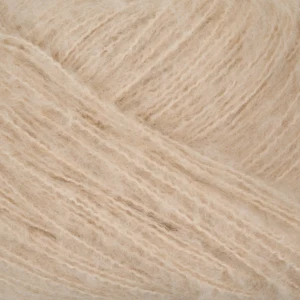 Close up af garnet cashmere kumula fra gepard garn i farven hvede