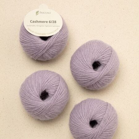Pascuali Cashmere 6/28 – farven Lavendel. Økologisk luksusgarn i 100% cashmere uld, lys lavendellilla nuance.
