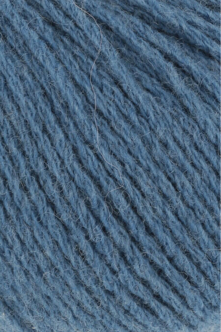 close up af garnnoegle af maerket yak fra lang yarns i farven azurblaa meleret