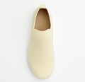 Cremefarvet slip-on damesneaker med strikket overdel og hvid komfortsål,
