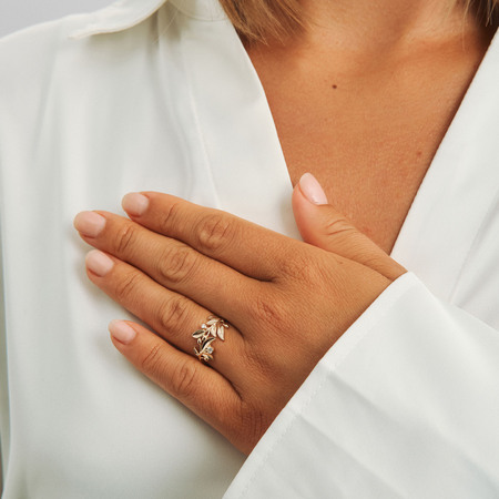Olive Love ring i 14 karat guld på modellen