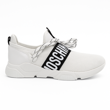 Hvid sneaker med sort logo-rem og brede snørebånd