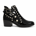 Sort dame ankelstøvle med nitter, rem og lav hæl på hvid baggrund