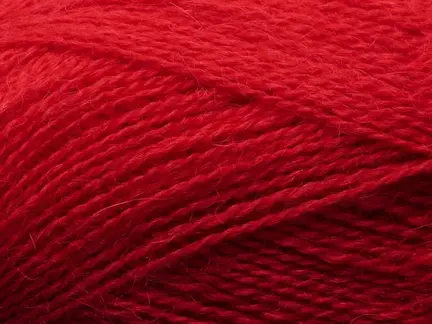 Close up af alva alpakagarn fra filcolana i farve 218 chinese red